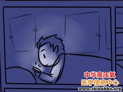 睡前玩手机真会失眠？最新研究否定